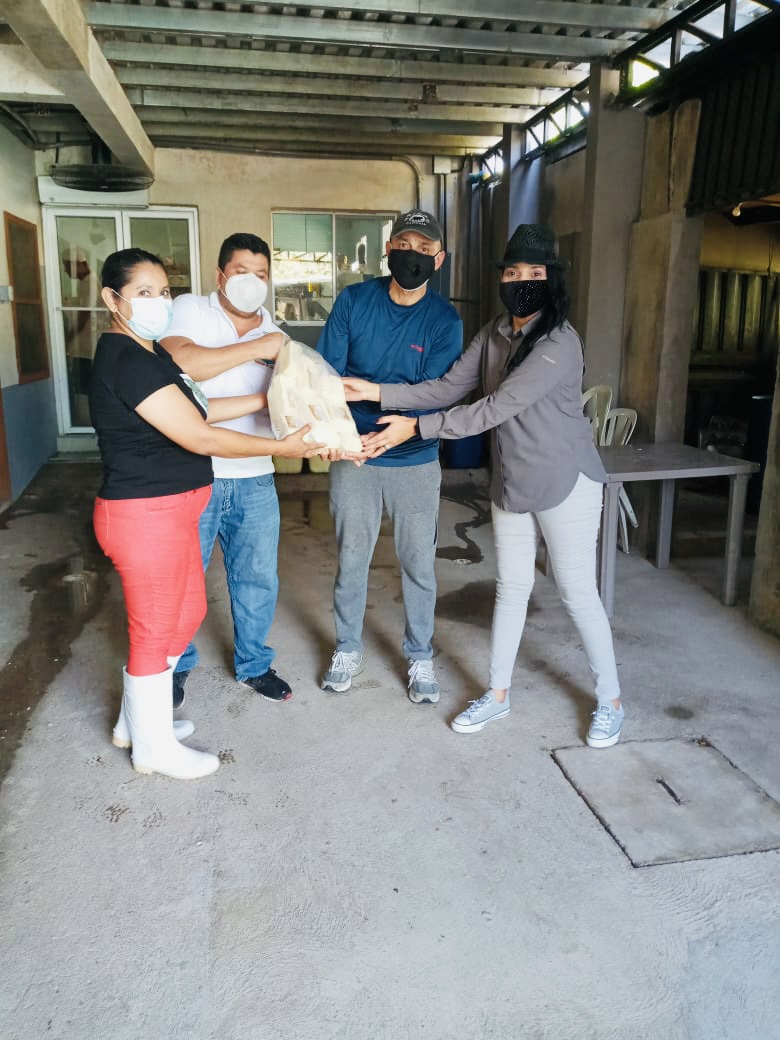 Recibiendo donaciones de queso